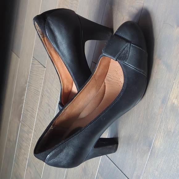 Clark's Size 6.5 Black Leather Heels - Picture 1 of 12